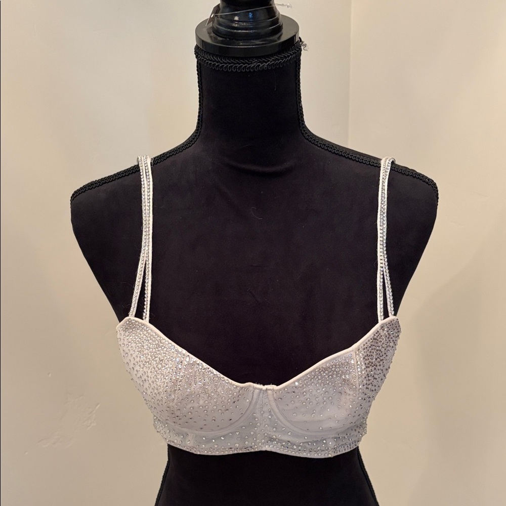 💎 Victoria's Secret Fashion Show Swarovski Diamonds 💎 Color: White Size: 34B ♡